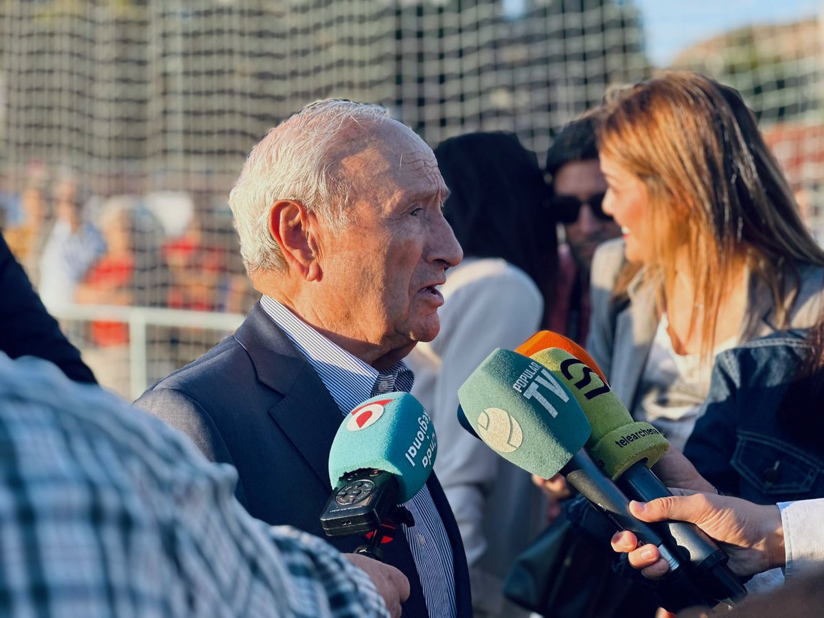 ClinicaCEMTRO's tweet photo. 🗞️ #NOTICIA | Esta tarde se ha inaugurado el complejo deportivo “Dr. Pedro Guillén” en La Algaida, pedanía de Archena, #Murcia 

⚽️El homenaje ha contado con un encuentro entre las @AtletiLeyendas y el @archenafc

¡Enhorabuena, Jefe!👏🏽

📸 @AytoArchena https://t.co/HbSgsi0qM7