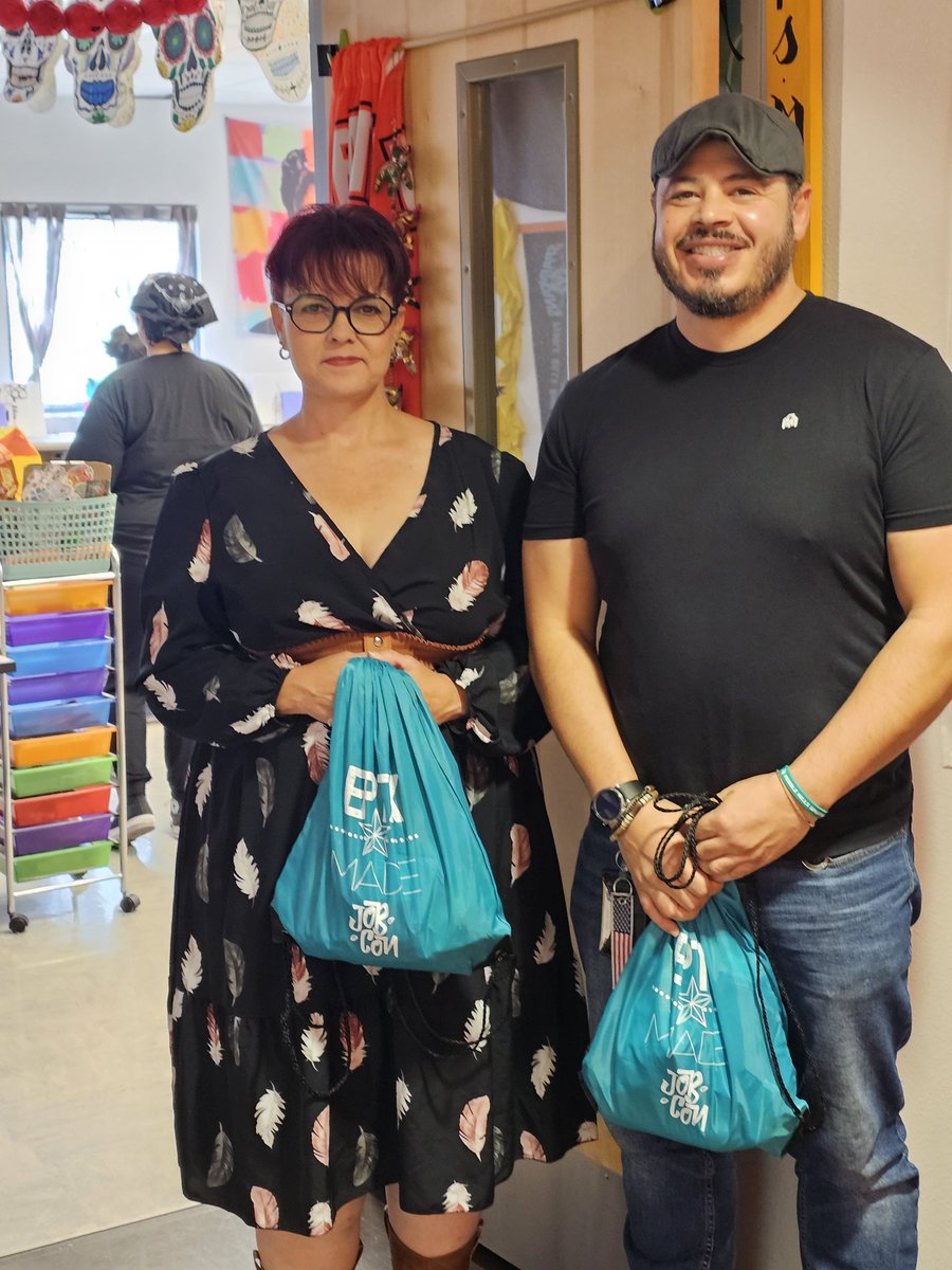 LangArtAmericas's tweet photo. Americas HS and Pebble Hills HS promoting Digital Media and other art programs available at the SISD Career Readiness Showcase. #BetterTogether #SISDFineArts #TeamSISD #Americas_HS https://t.co/7B2jJvyYJA