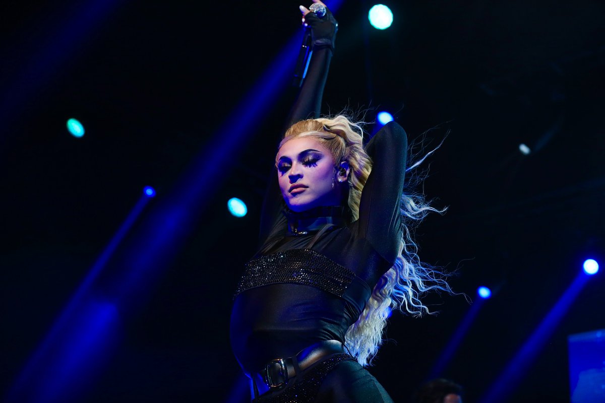 HugoGloss's tweet photo. Cada hora um "Rajadão" diferente! @pabllovittar  comemorou os 30 anos de forma antecipada, nesta sexta-feira (27), com o especial "Halloween da Pabllo". Ela entregou um show COM BANDA, no Rio de Janeiro, e apostou em um lookinho all black para a ocasião. "Disk Me" não ficou incrível? Ela liga o "Modo Turbo" e coloca o "Corpo Sensual" pra jogo mesmo! Tá de "Parabéns" todos os dias, viu, mana?! (📸: Roberto Filho/ Brazil News)