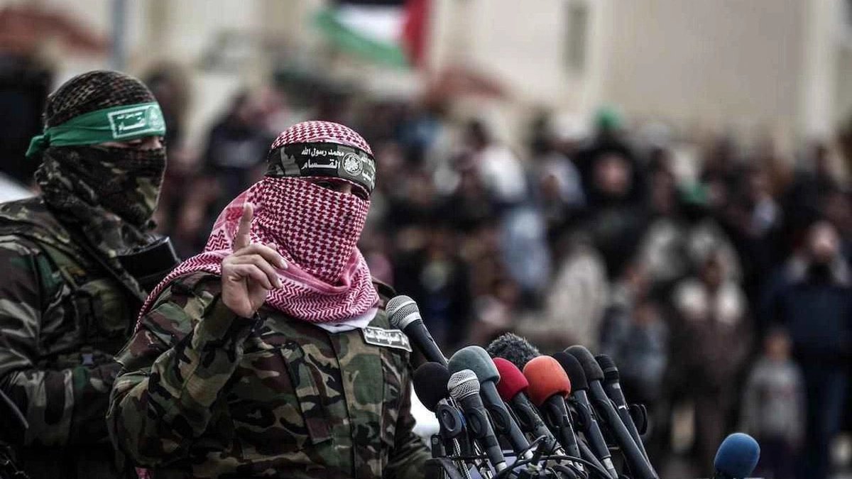 Kassam Tugayları sadece silahla değil sözleriyle de kurşun sıkıyor.

El Kassam Tugayları Sözcüsü:
“Arap ve İslam dünyasının liderlerine detaylarını ekranlardan izledikleri savaşın kalbinden sesleniyorum.

Biz, sizden ordularınızı harekete geçirerek Gazze'deki çocukları savunmak