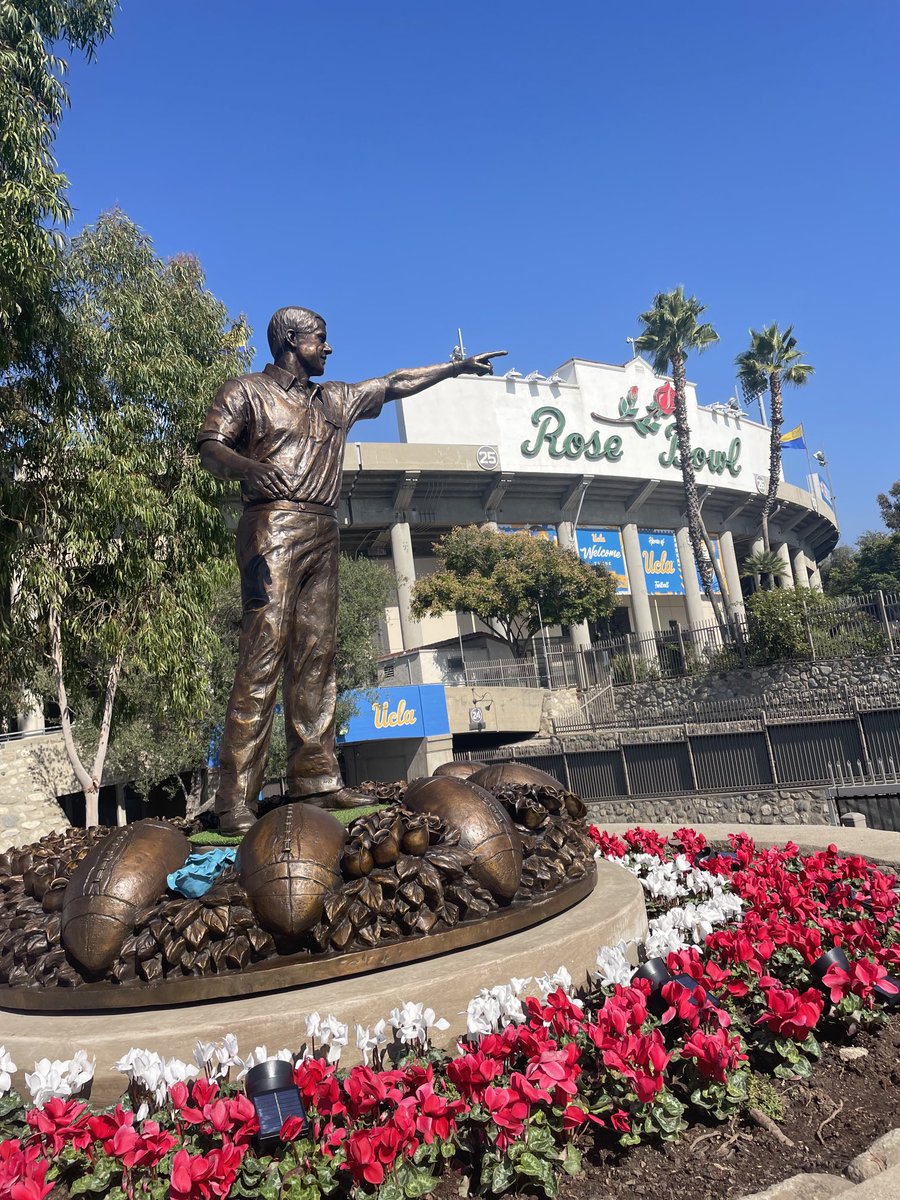 For those who haven’t seen it yet: The attention to detail is amazing. 151 roses as part of the new Terry Donahue statue at the ⁦@RoseBowlStadium⁩ - one for each of his 151 wins for ⁦@UCLAFootball⁩ See you on the radio today at 3pm PT for the 4:45pm kick 😎