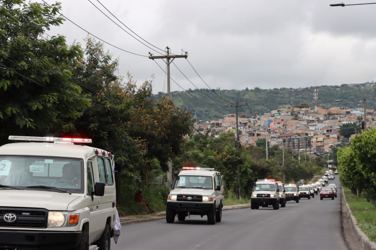 cruzrojahon's tweet image. Misión Cumplida
Se han trasladado las 26 nuevas ambulancias almacén de #BaseII en #Tegucigalpa con el objetivo de acondicionar con la imagen institucional, además para acondicionar con radio comunicadores, entre otros, previo a su distribución a Nivel Nacional.