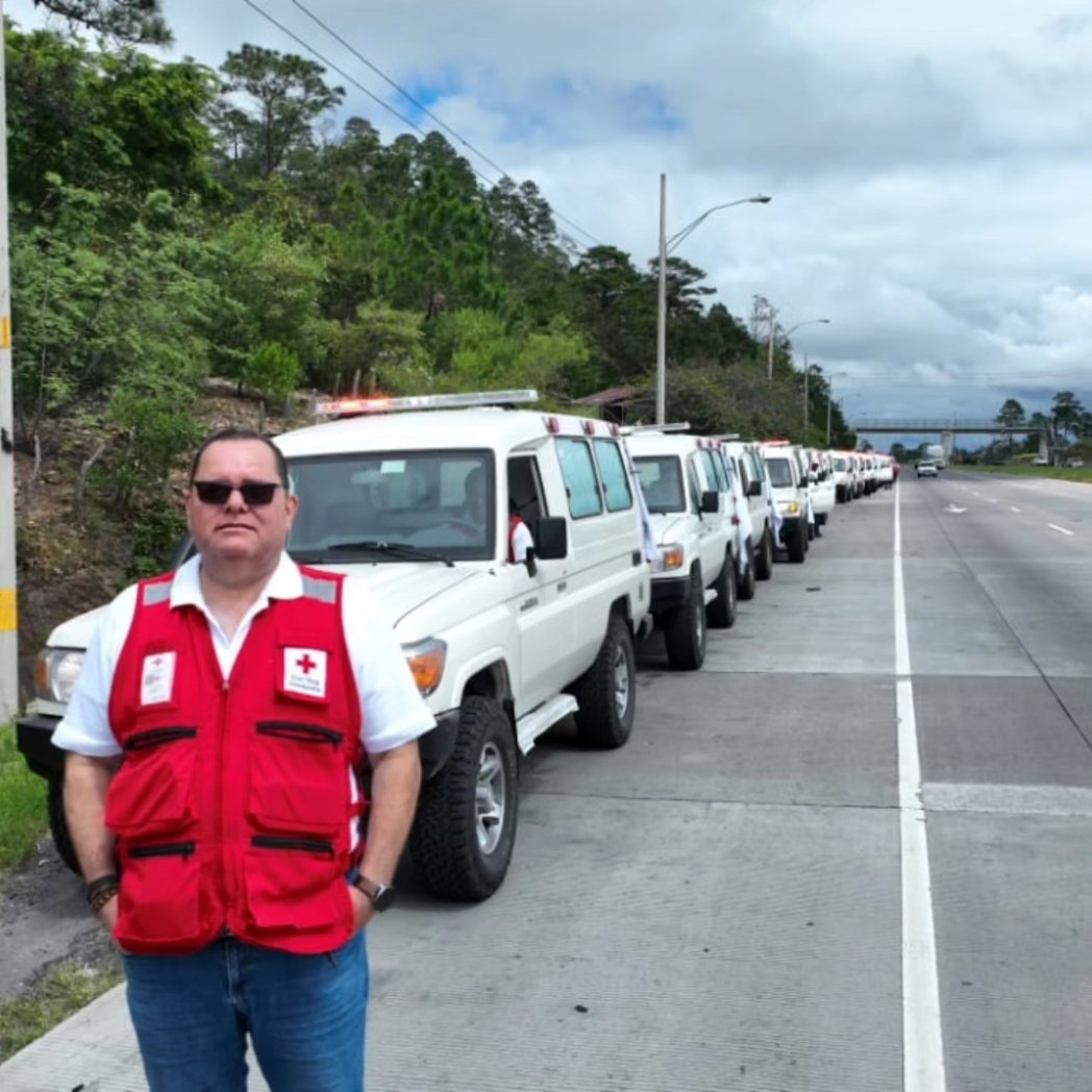 cruzrojahon's tweet image. Misión Cumplida
Se han trasladado las 26 nuevas ambulancias almacén de #BaseII en #Tegucigalpa con el objetivo de acondicionar con la imagen institucional, además para acondicionar con radio comunicadores, entre otros, previo a su distribución a Nivel Nacional.