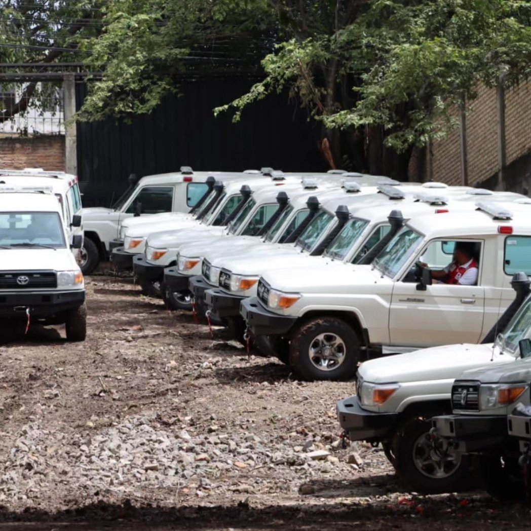 cruzrojahon's tweet image. Misión Cumplida
Se han trasladado las 26 nuevas ambulancias almacén de #BaseII en #Tegucigalpa con el objetivo de acondicionar con la imagen institucional, además para acondicionar con radio comunicadores, entre otros, previo a su distribución a Nivel Nacional.