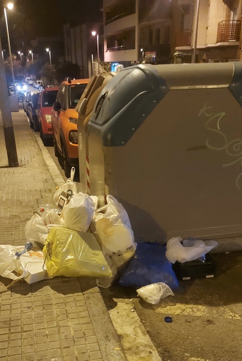 Luego, todos queremos un #Ripollet limpio. Pero si no respetamos (nos guste o no) los días que tocan para tirar la basura, no lo conseguiremos. Esto es responsabilidad de TODOS. También de los ciudadanos. 
📸 Hoy sábado en Pinetons. Hoy no toca tirar todo lo que no es orgánico.