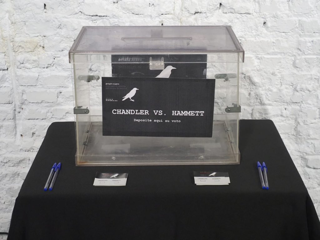 getafenegro's tweet photo. 📷 Hammett vs Chandler. Finaliza el duelo entre amantes de los dos grandes de la #novelanegra Hammett ha ganado adeptos entre los asistentes, pero ha ganado Chandler en esta batalla literaria de #La16deGN #getafenegro https://t.co/tV0RzMUlnc