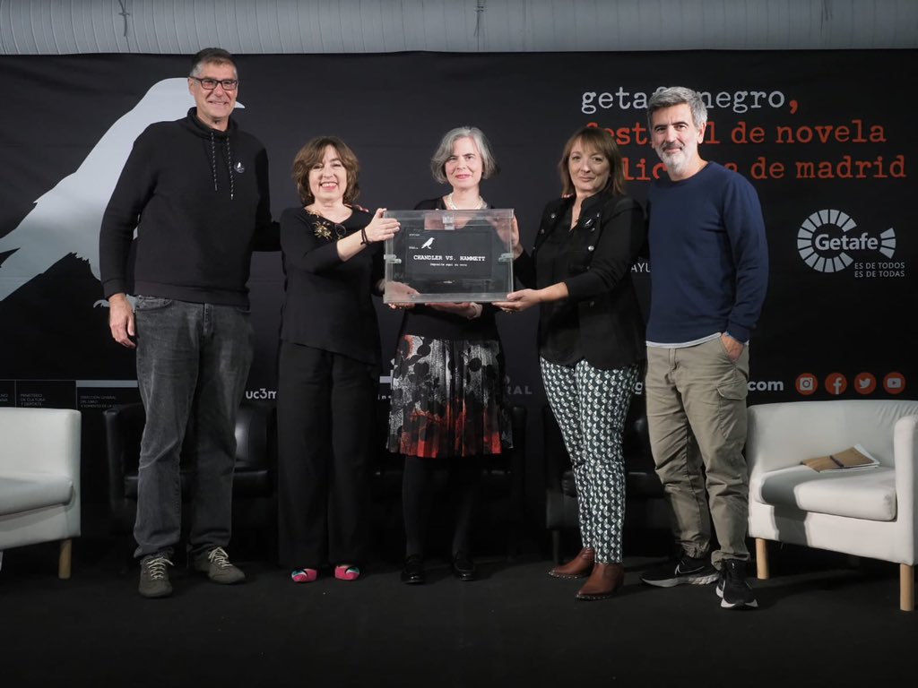 getafenegro's tweet photo. 📷 Hammett vs Chandler. Finaliza el duelo entre amantes de los dos grandes de la #novelanegra Hammett ha ganado adeptos entre los asistentes, pero ha ganado Chandler en esta batalla literaria de #La16deGN #getafenegro https://t.co/tV0RzMUlnc