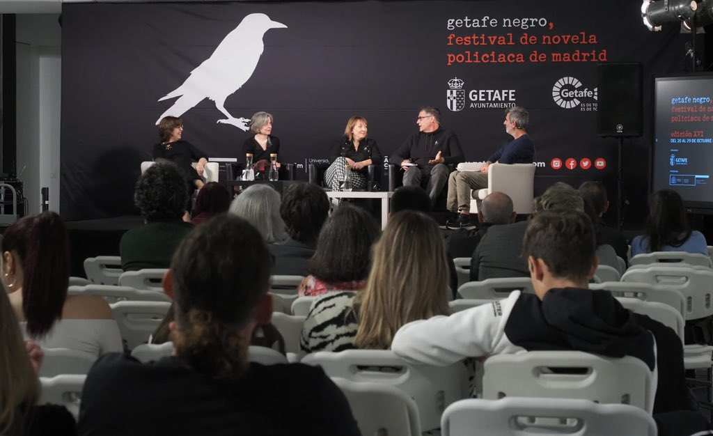 getafenegro's tweet photo. 📷 Hammett vs Chandler. Finaliza el duelo entre amantes de los dos grandes de la #novelanegra Hammett ha ganado adeptos entre los asistentes, pero ha ganado Chandler en esta batalla literaria de #La16deGN #getafenegro https://t.co/tV0RzMUlnc