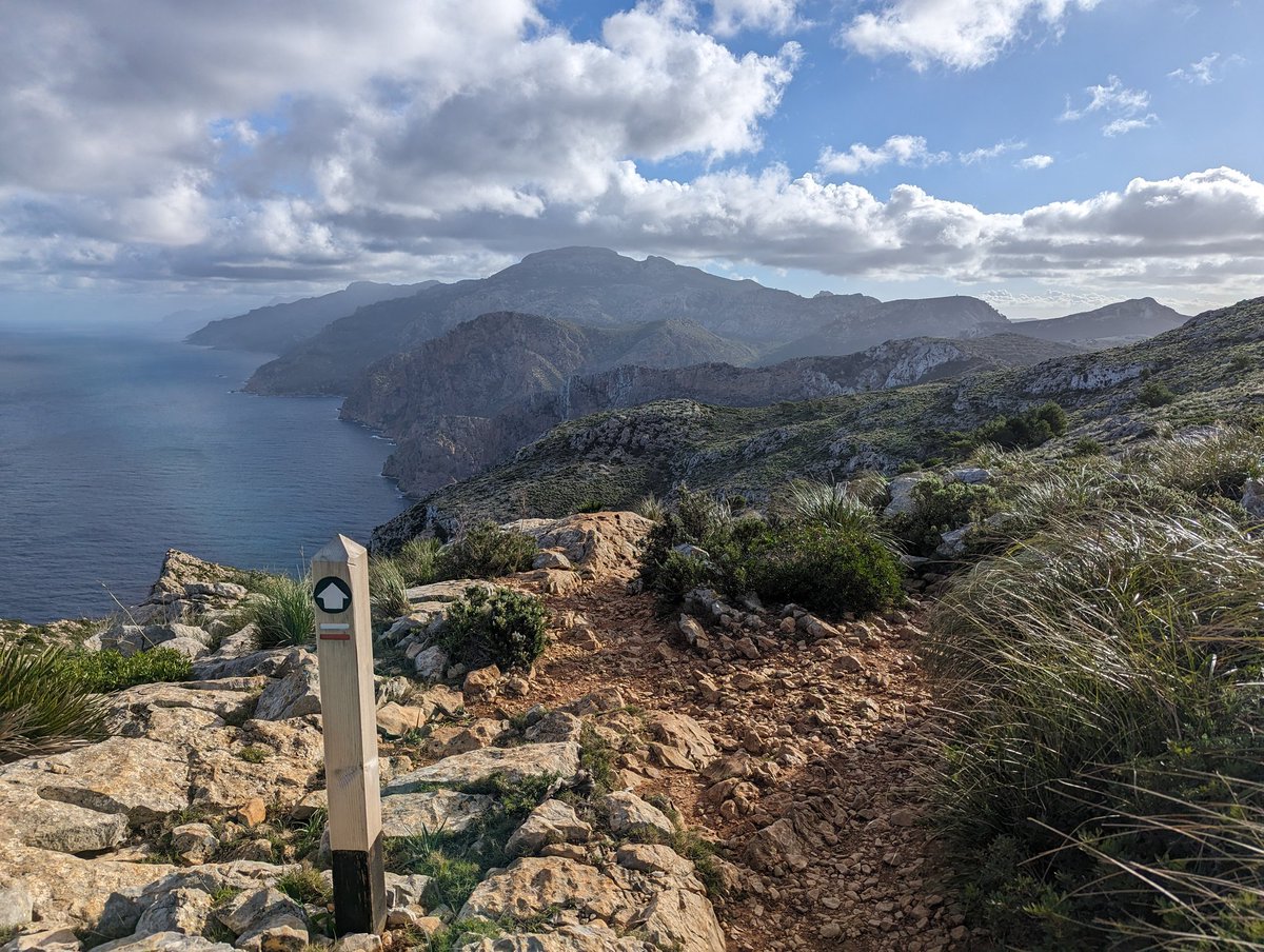 ZinvolReizen's tweet photo. Het mooiste stukje van vandaag...
Na een klim over de berg heen kijken en dit uitzicht zien 😍
#GR221 #Mallorca #Spanje https://t.co/g9chizRbkO