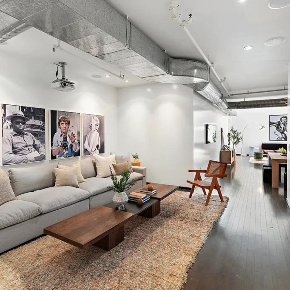 theshahinian's tweet image. Step into the world of Hollywood luxury as we take you on a tour of Danny McBride's stunning duplex penthouse, now on the market.

Questions about this listing? 

Call | Text | DM

424.470.7255 | @theshahinian

#hollywoodluxury #penthouseliving #realestate #dannymcbride