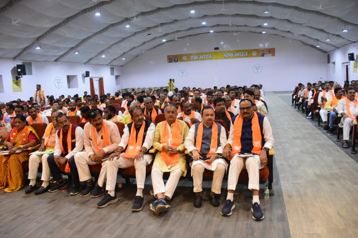brajeshpathakup's tweet photo. केंद्रीय गृह एवं सहकारिता मंत्री आदरणीय श्री @AmitShah जी की गरिमामयी उपस्थिति में भाजपा कार्यालय, भोपाल में आयोजित नर्मदापुरम एवं भोपाल संभागीय बैठक में राष्ट्रीय सह संगठन महामंत्री श्री @shivprakashbjp जी, माननीय मुख्यमंत्री मध्य प्रदेश श्री @ChouhanShivraj जी, माननीय प्रदेश अध्यक्ष श्री @vdsharmabjp जी, प्रदेश संगठन महामंत्री श्री @HitanandSharma जी, सहप्रभारी श्री अश्विनी वैष्णव जी, प्रभारी मध्य प्रदेश श्री @byadavbjp जी के साथ सम्मिलित मार्गदर्शन एवं आशीर्वाद प्राप्त किया।