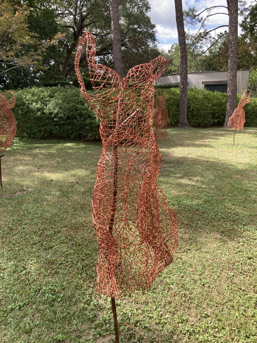 SraTorres's tweet photo. Today is a beautiful day to visit @LongueVueHG. Enjoy Fall Fest and the Rich Soil exhibit. All @du1869 Dillard students are members of the gardens. Show your ID at the gate for free entry to this beautiful estate. https://t.co/Hk9EtHpK9S
