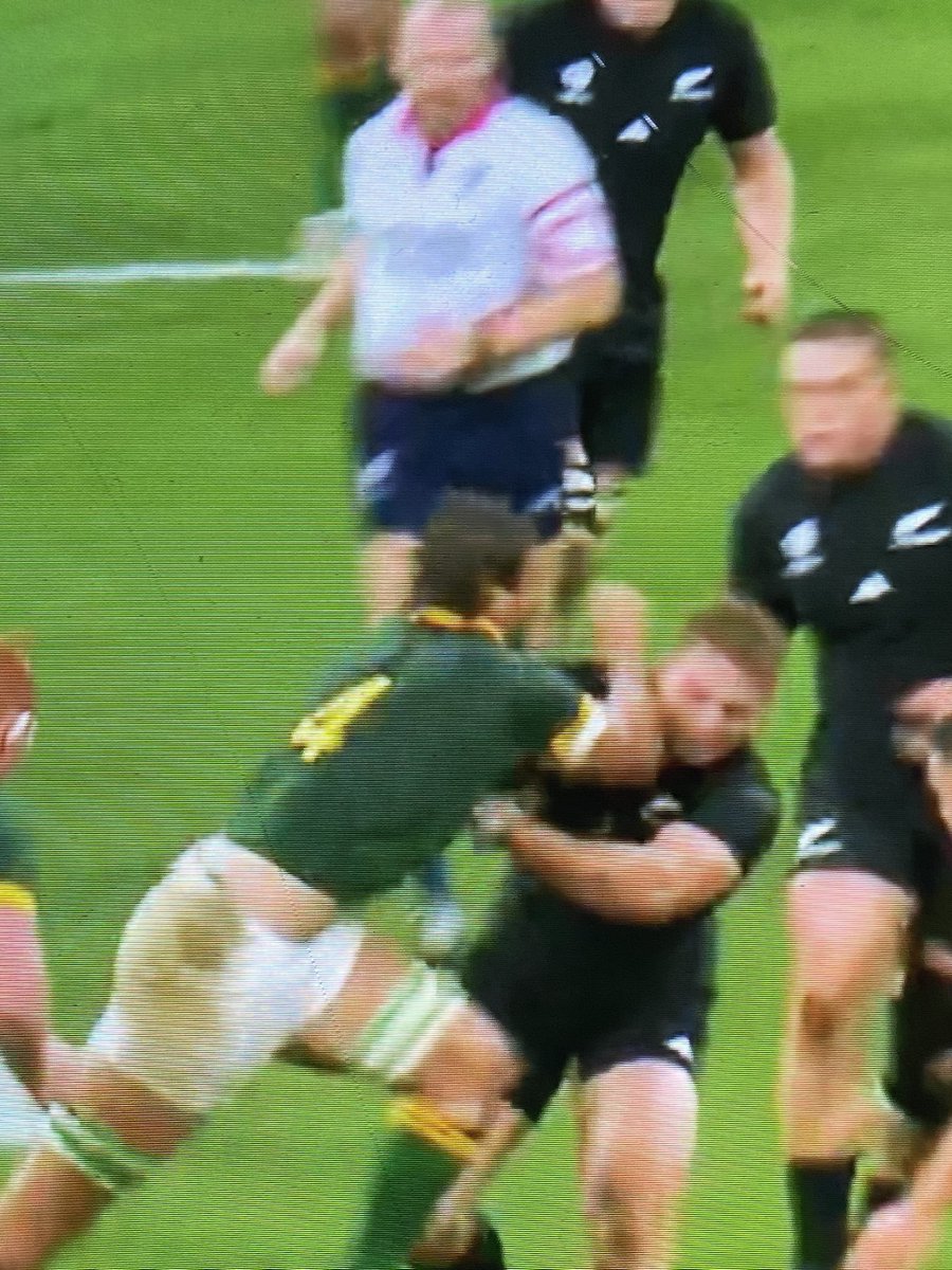 McQued2's tweet photo. Ravi de voir qu’il n’y a pas qu’au foot que les Coupe du Monde sont décidées par l’arbitrage. Le monde du sport est juste globalement corrompu 
#NZLvRSA #RWCFinal https://t.co/r2FB60aXEa
