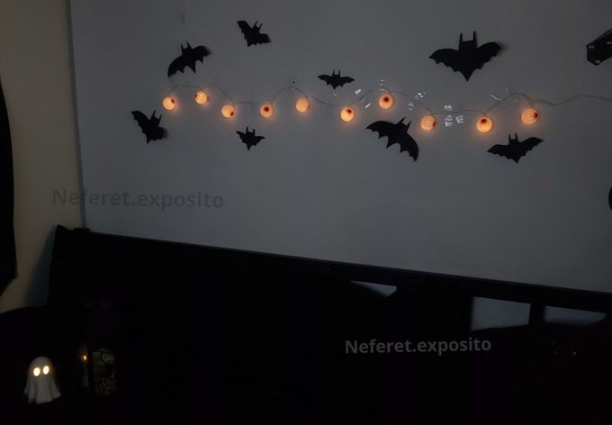 Disfraz y decoraci&oacute;n lista para esta noche! 🎃🎃 &iquest;os gusta? Nos vemos en @amateur_tv  sobre las 23:30 <a href="/tag/amateurhalloween"class="tags"><span>#amateurhalloween</span></a>