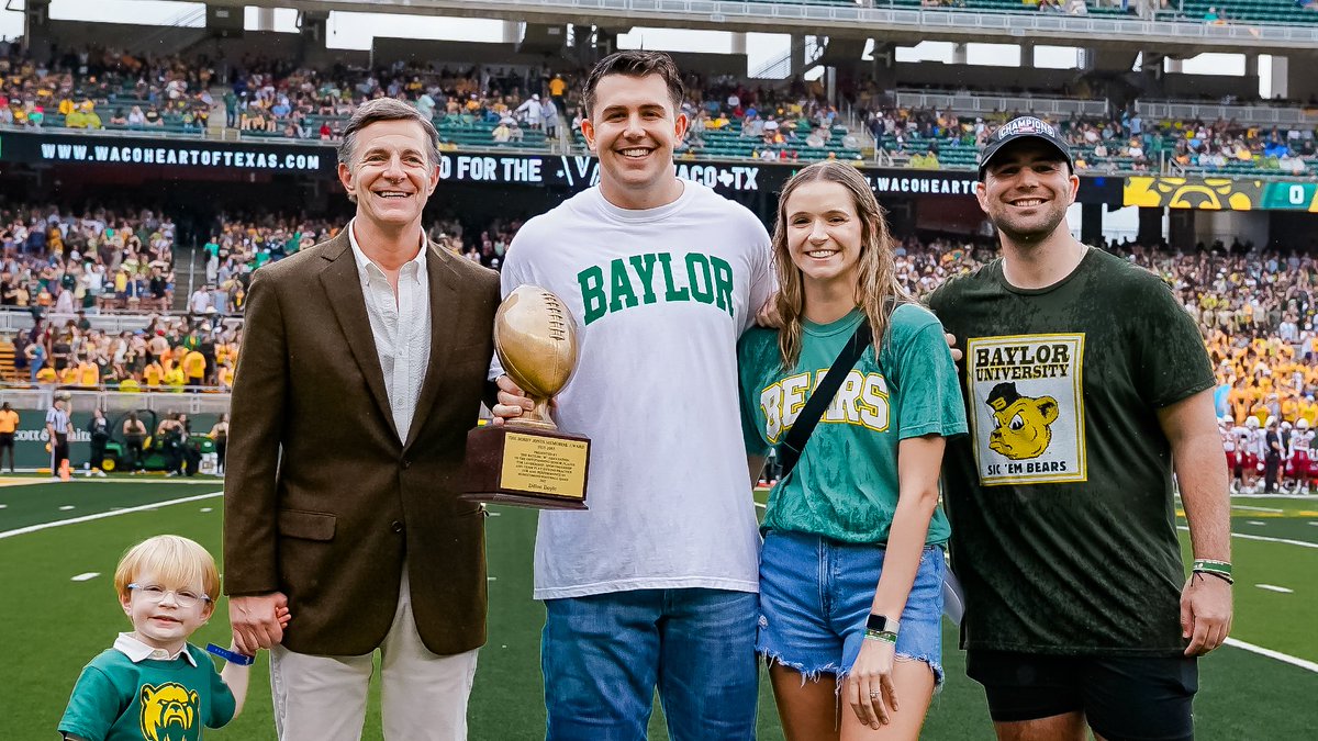Congratulations to <a href="/dillondoyle_/">Dillon Doyle</a> on receiving the 2023 Bobby Jones Memorial Award! Welcome Home, Dill! 💚

#SicEm | #PersonOverPlayer
