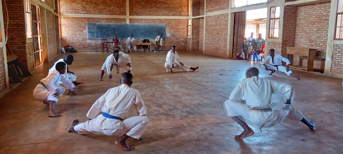 NTUKAMAZIN83376's tweet photo. #Karusi:Tubamenyeshe ko abigisha babiri baserukiye igihugu mw'ihuriro #FEBUKA bashimye uko abagiye kwigisha urwaruka rw'i Karusi ukuntu bitwara mu gikorwa ca @Karate rukaba tubikesha #Gilbert_Havugimpundu.
@BurundiGov
@CnddFdd
@nshingamateka
3/3 https://t.co/xiwB7eogFX