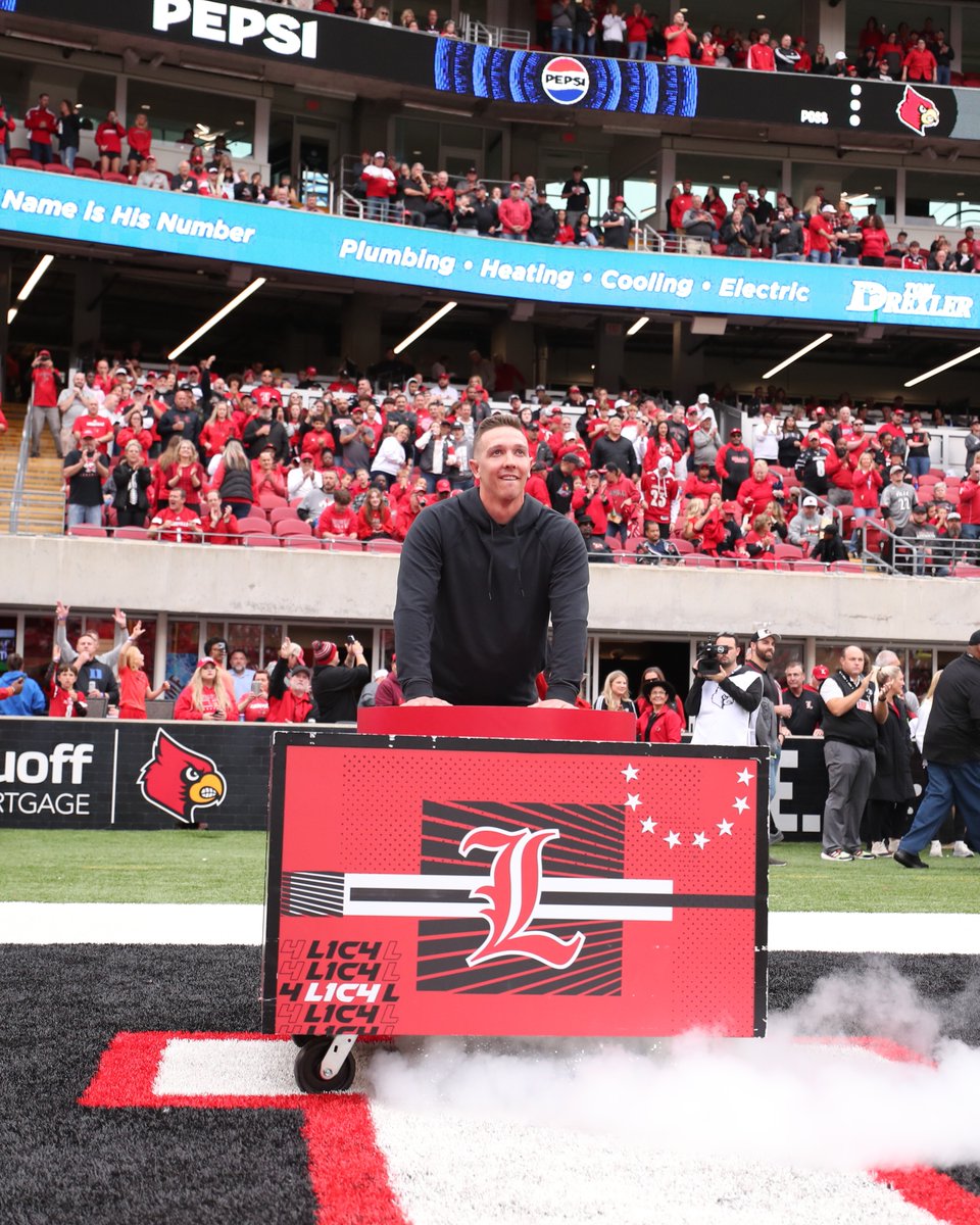 LouisvilleBSB's tweet photo. Welcome back @chadgreen24!

Getting us started today in The Ville.

#GoCards https://t.co/vwGwnRSrU1