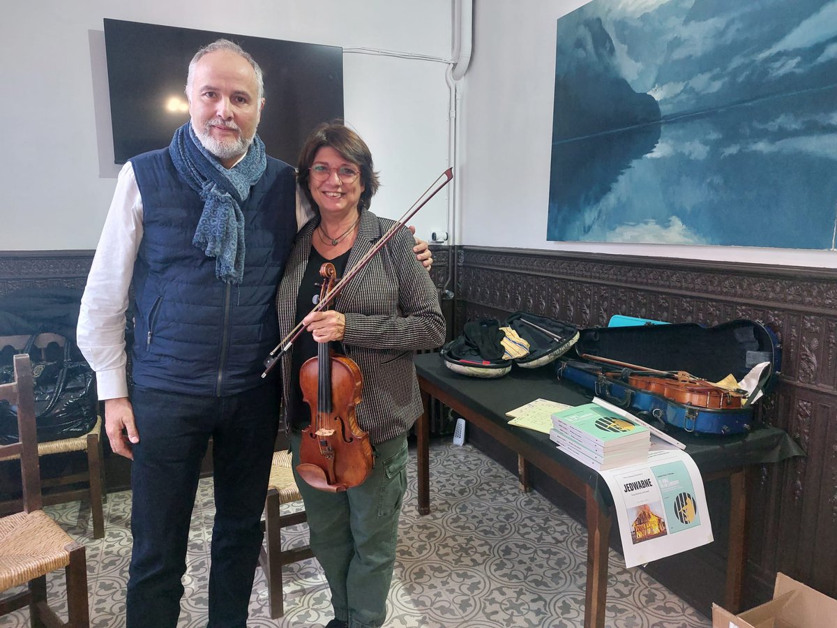 DavidSerranoB's tweet photo. Avui a Campdevànol a l’Espai Torre Mossèn Tor amb la @Canokipv! Gràcies a l’Evelí i a @Oriol_Lazaro! Hem parlat de violins a presons i #Jedwabne https://t.co/l8XeOAyXGu