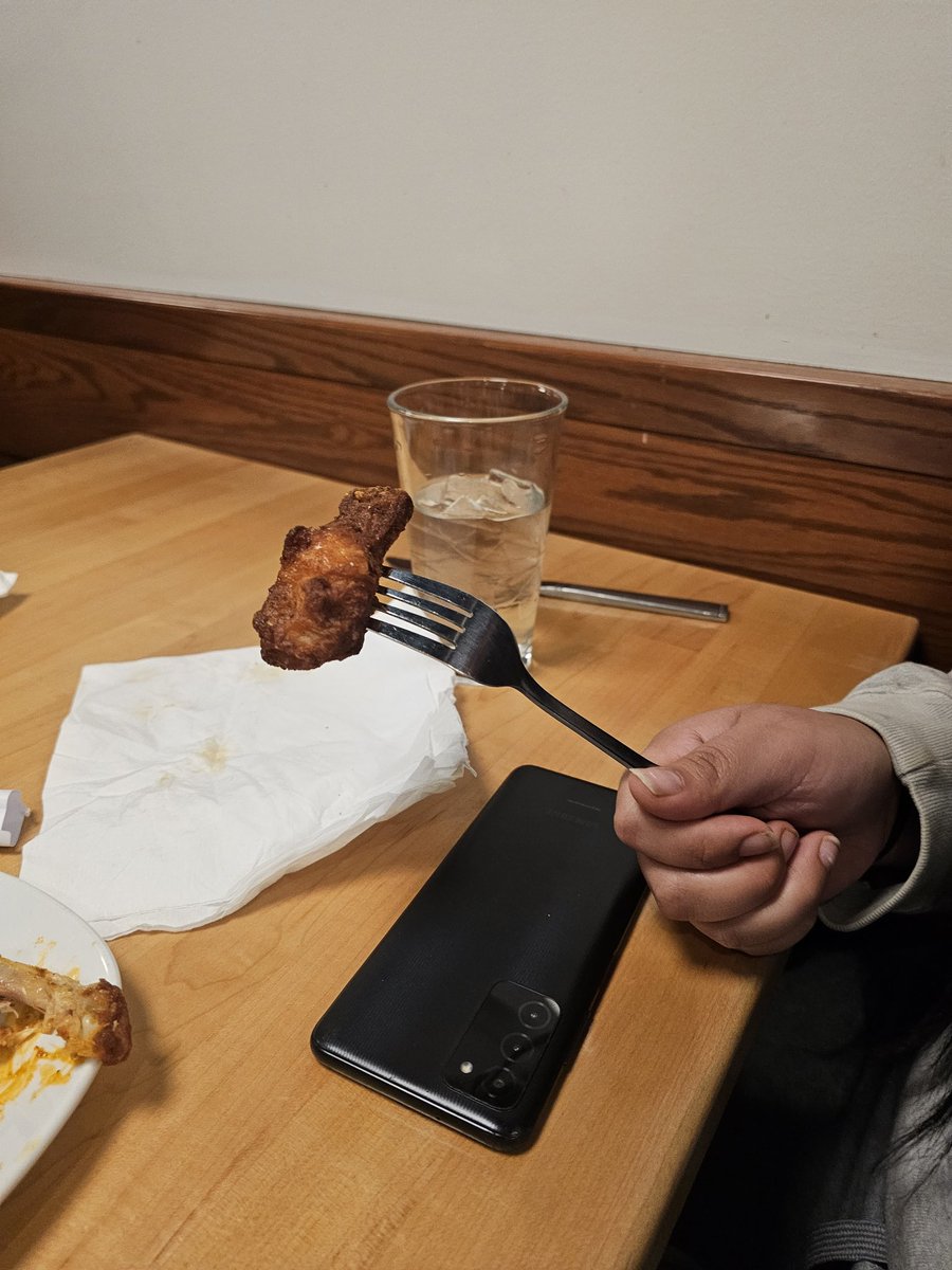 Vybium's tweet photo. Ok so who eats wings with a fork? https://t.co/6lSIcEVmYf