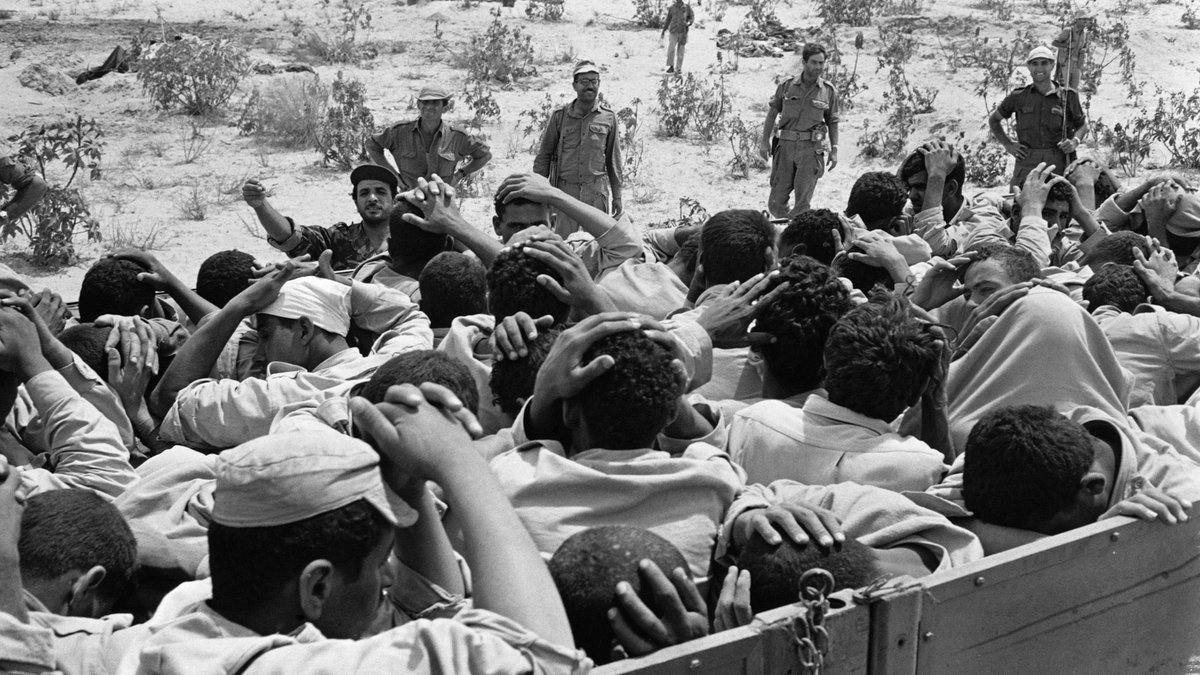 HafezMirazi's tweet photo. في حروب 48 و 56 وً1967 لم يستغرق انسحاب الجيوش العربية من ارض فلسطين ثم أراضيها  امام اكتساح القوات الإسرائيلية المتواضعة وقتها، أكثر من أسبوع..
الآن وبعد تضخم اسرائيل إلى مصاف القوى العسكرية العظمى، وبمشاركة امريكا رسميا بجنرالاتها واساطيلها، ووسط بيئة عربية صديقة ومطبّعة مع اسرائيل، لم تتمكن إسرائيل مع امريكا من دخول غزة واجتياحها، وهي في مواجهة عدة الاف من المقاتلين المحاصرين من عشرين سنة، رغم مرور ثلاثة أسابيع حتى الآن!
ليت الجيوش العربية وإعلامها الذي يمن حتى الآن على انهم ضحوا من اجل فلسطين، لو كانوا تركوا الفلسطينيين يحاربون بأنفسهم بدل الوصاية عليهم وإدارة ما تبقى من أراضيهم حتى ضاعت من جيوشهم، ثم المتاجرة بقضيتهم، بعد تآمر بعضهم عليها. ليتكم تركتوهم وشأنهم، فهم ليسوا مسئولين عن هزائمكم بل ضحاياها، شأنهم شأن شعوبكم!