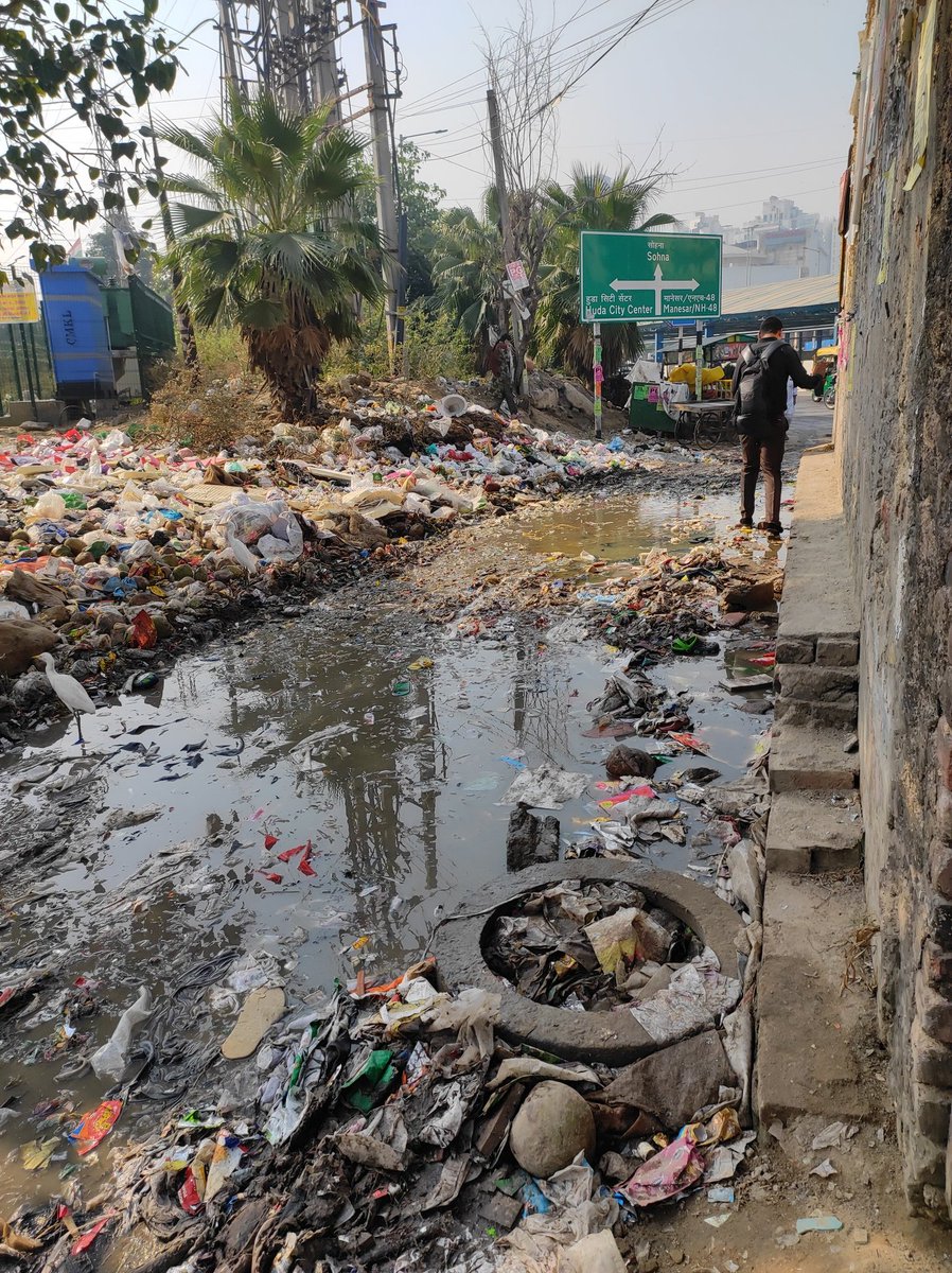 imAnujJangir's tweet photo. @cmohry सफाई कर्मियों को तोफा देना अच्छी बात है, लेकिन आम जनता को ये कचरे का ढेर देना, गटर का पानी और नालियों की गंदगी देना, ये कहां का न्याय है @cmohry सर https://t.co/sCBoxNE9BF