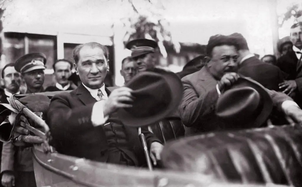 Eşsiz Cumhuriyetimizin 100. yılı kutlu olsun. Gazi Mustafa Kemal Atatürk ve Türkiye varolsun.