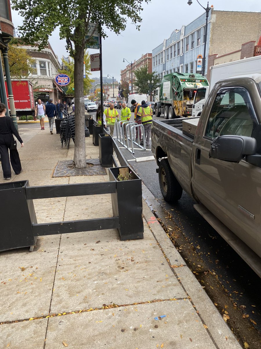 @streetsblogchi @ChicagoDOT @activetrans @mikekeatinglaw @bkevenides @LakeviewEast @AldLawson Also installed at Briar/Broadway!