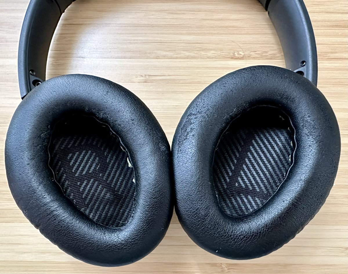 serge_bedulin's tweet photo. Really glad that companies like @CentralSoundCo exist! After 5 years of service, @Bose QC 35ii headband slowly  started to disintegrate, and sadly, Bose doesn’t offer replacement. For the price of OEM pads, I bought a headband and 2 set of pads from CentralSound. CS pads are nice, a little less soft than oem, but also comfy, we’ll see how they perform. Oem last about 2 years for me. (one thing I dislike about the installation of any pads is tucking the base under small plastic clips)