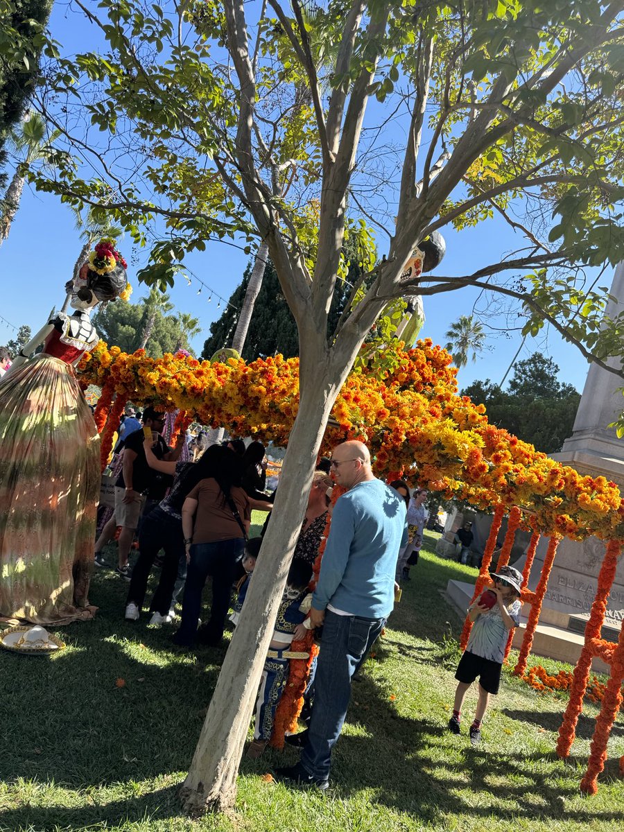 newsterrier's tweet photo. From every angle, visitors flock to our De Los @LATimes cemetery installation for #DiaDeMuertos.

#CommunityAltar #CommunityEngagement https://t.co/0Ng3rL4sq1