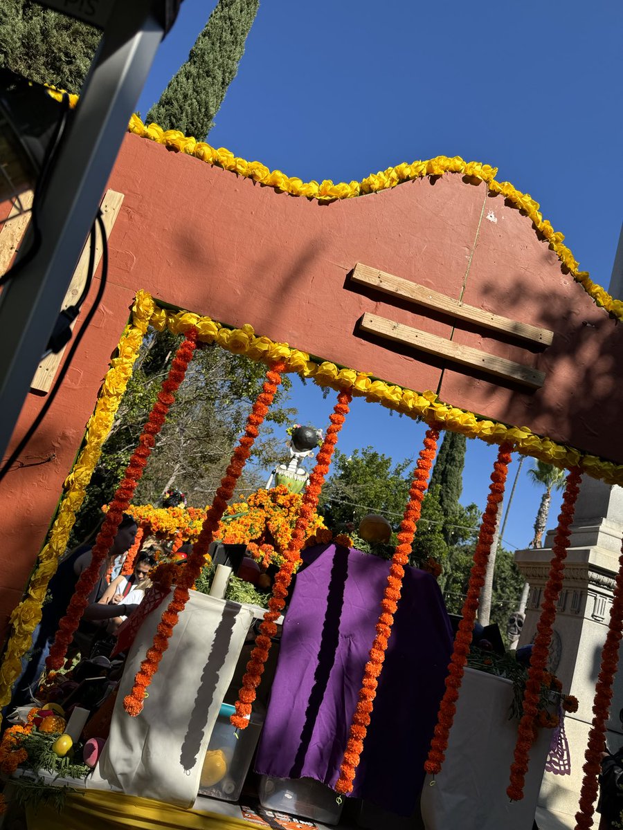 newsterrier's tweet photo. From every angle, visitors flock to our De Los @LATimes cemetery installation for #DiaDeMuertos.

#CommunityAltar #CommunityEngagement https://t.co/0Ng3rL4sq1