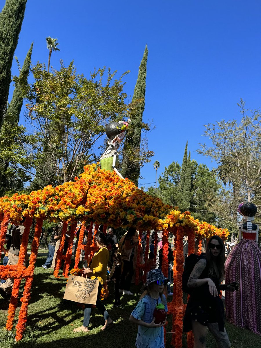 newsterrier's tweet photo. From every angle, visitors flock to our De Los @LATimes cemetery installation for #DiaDeMuertos.

#CommunityAltar #CommunityEngagement https://t.co/0Ng3rL4sq1