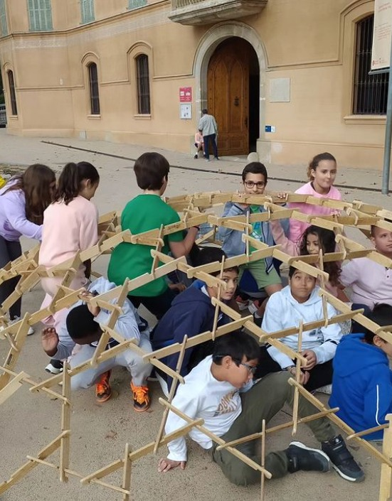 MUSEU DE LES MATEMÀTIQUES 5è
Al @MMACA_cat  han construït la #cúpula de #Leonardodavinci
Un cop construïda es pot entrar, el repte és aixecar-la entre tot/es😆
instagram.com/.../Cy5d537IrK…
#sortides #JosepPla #cinquè #museus #matemàtiques #aprenentatgevivencial