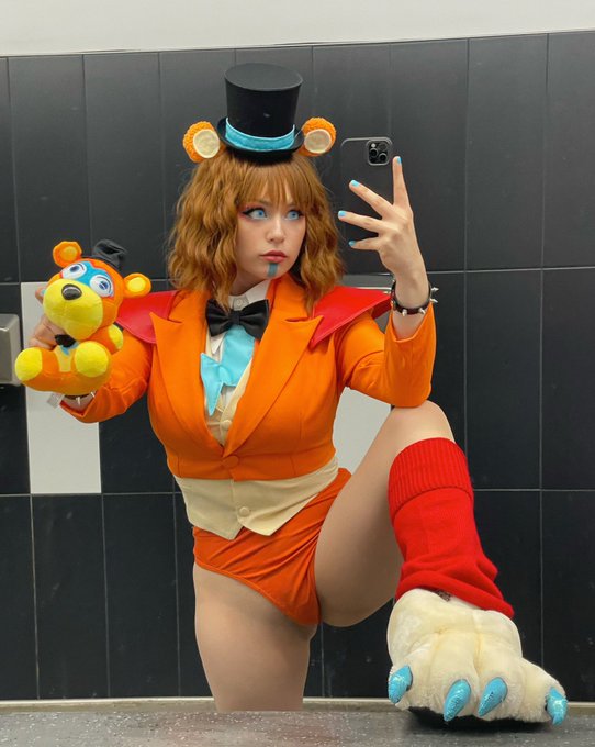 im at uwucon as glamrock freddy!! HAR HAR HAR HAR HAR H https://t.co/KlF8My07nG