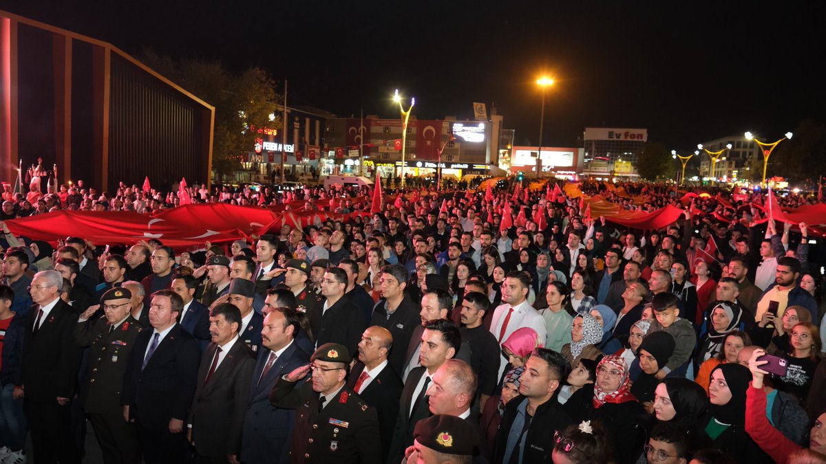 100. Yıl Bayrak Yürüyüşü büyük bir coşku ile gerçekleştirildi. 

600 metre uzunluğundaki şanlı bayrağımızı protokolümüzle, gazilerimizle, sporcularımızla ve yediden yetmişe binlerce hemşerimizle birlikte büyük bir coşku ve gururla taşıdık.