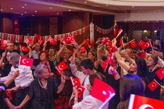 insanlikgunesi's tweet photo. Türkiye Cumhuriyeti’nin “geleceğin yüksek medeni ufkundan yeni bir güneş gibi doğacağı” ikinci yüzyılımızda birlik, beraberlik anlayışının yaşanılır olması dileğiyle… CUMHURİYETİMİZİN 100. YILI KUTLU OLSUN https://t.co/nUh9A5HXw5