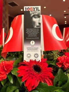 insanlikgunesi's tweet photo. Türkiye Cumhuriyeti’nin “geleceğin yüksek medeni ufkundan yeni bir güneş gibi doğacağı” ikinci yüzyılımızda birlik, beraberlik anlayışının yaşanılır olması dileğiyle… CUMHURİYETİMİZİN 100. YILI KUTLU OLSUN https://t.co/nUh9A5HXw5
