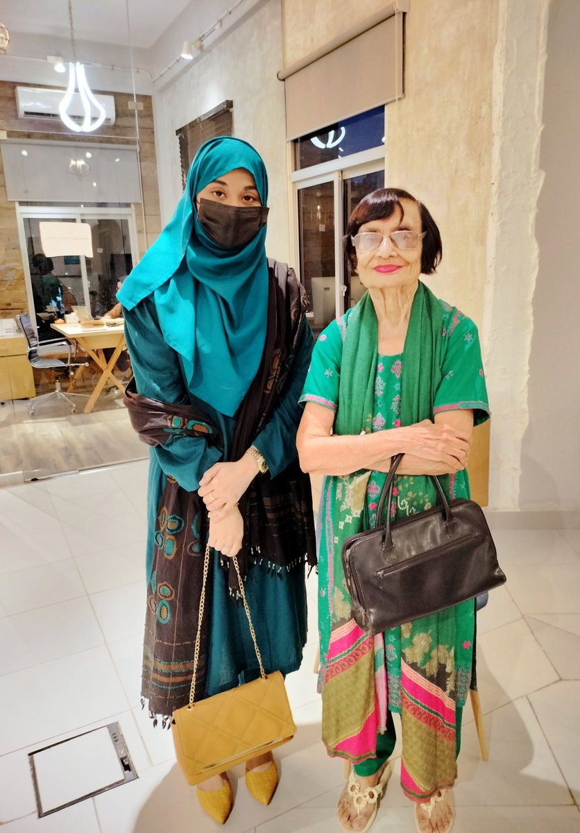 samreenriaz000's tweet photo. My last meeting with Prof.Dr. Shahida Kazi, who is Pakistan's first female journalist.I was deeply saddened to know that she breathed her last in Karachi today, indeed it is the end of an astounding era! 
إِنَّا لِلّهِ وَإِنَّـا إِلَيْهِ رَاجِعونَ

#shahidakazi #samreenriazahmed https://t.co/9SpVDwTBAM