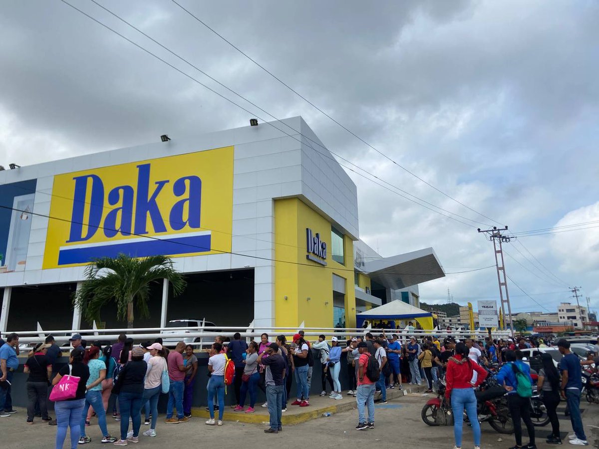 tiendasdaka's tweet photo. ¡QUEDAN POCAS HORAS!🤯😱

#100HorasDaka hasta el domingo 29/10 a las 03:00PM😎🥳

¡No dejes que te lo cuenten!1️⃣0️⃣0️⃣💛

#TodasNuestrasTiendasDaka #DakaSeFeliz 
#PromocionesInsuperables #ColasEnDaka #DescuentosInsuperables https://t.co/au6d8AX9RH
