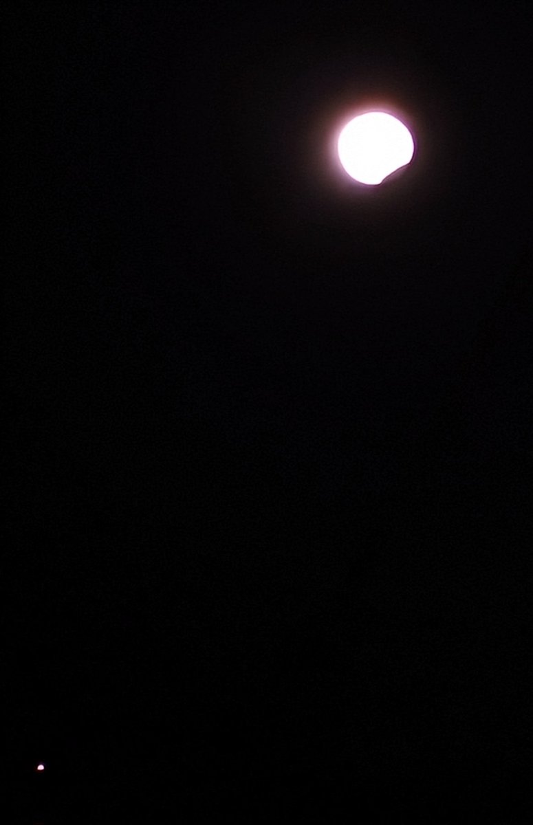 WeekendArchaeo's tweet image. El eclipse y Júpiter con el móvil 🌛 #Eclipse2023 #EclipseLunar