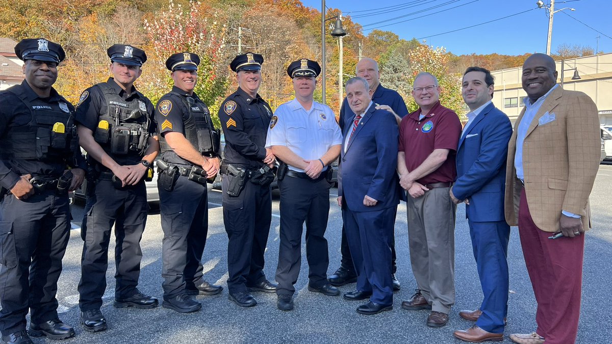 SloatsburgC's tweet photo. Dedication of Mill Street Park Pavilion
Honoring Mayor Carl S. Wright in appreciation of 40 plus years of dedicated service to the Village of Sloatsburg.
@Sloatsburgny @TSloatsburg
#CarlWright #sloatsburgny https://t.co/7M5FOIGtZJ