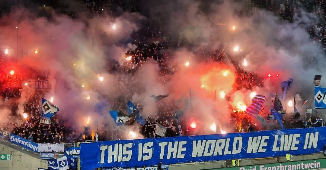 kurvenhelden's tweet image. #FCKHSV ⚫️⚪️🔵 „This is the world we live in“ #Pyroshow der #Ultras des #HamburgerSV beim Gastspiel auf dem #Betzenberg 🔥 #HSV 📸 @thomas_dillkorter