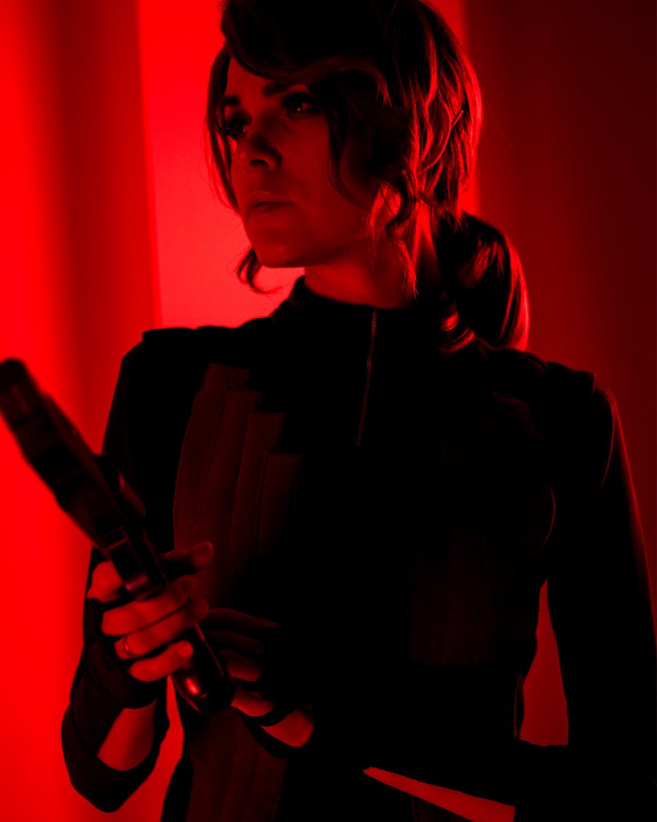 veila_cosplay's tweet photo. 🔻This is my mess to clean up. My fight. No one else’s. I am the Director.🔻

Jesse Faden cosplay by me
Costume by @Le_AtlassArt 
Service weapon by @MonoAbel 
Photo by @greygex 

#Control #ControlRemedy #JesseFaden https://t.co/asieX83J6U