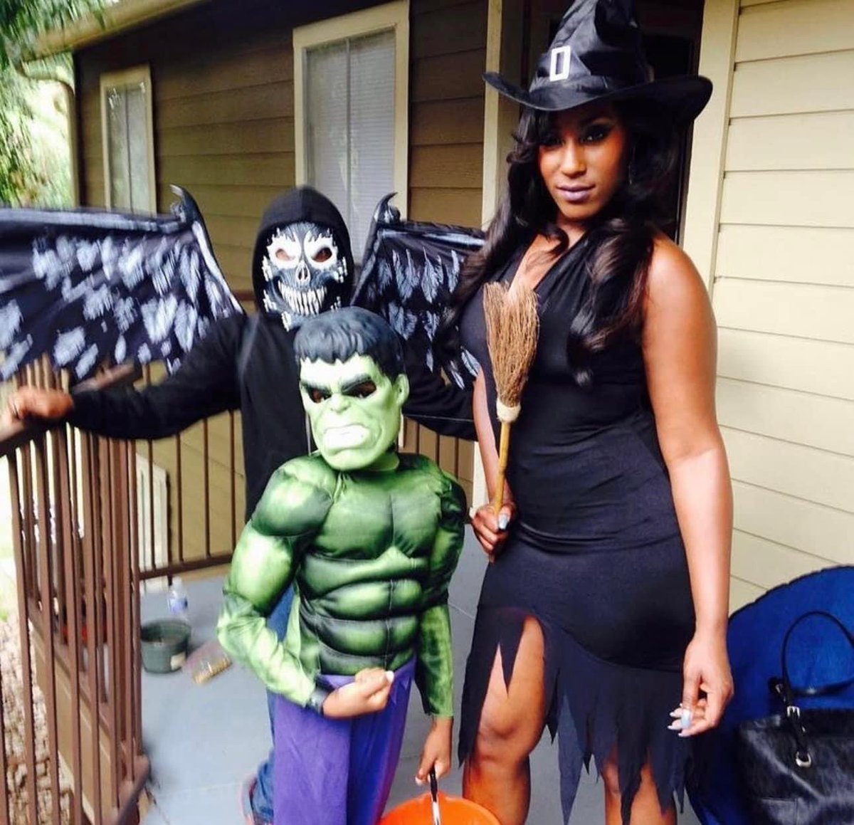 THEEMZBLUE's tweet image. #throwbackhalloween 👻 my favorite guys they so big now 🥹