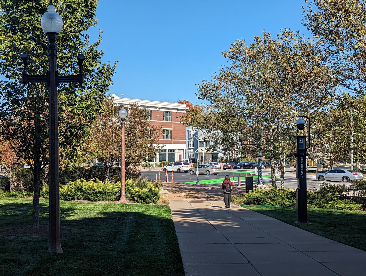 wuaccessstl's tweet photo. New bike lanes on Forest Park Pkwy and Skinker 👀🙌 https://t.co/r3zxPAOj8s