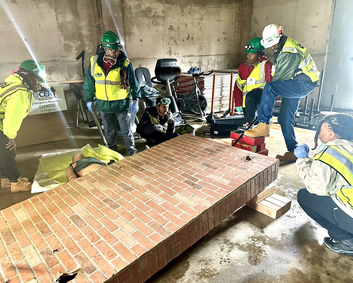 DallasCERT's tweet image. 🎉Congratulations to the October CERT Course Graduates!! A thank you to our volunteer victims for helping today! 

To learn more about how you can prepare for a disasters and to learn more about future classes visit DallasCERT.com. Stay tuned for new course information!