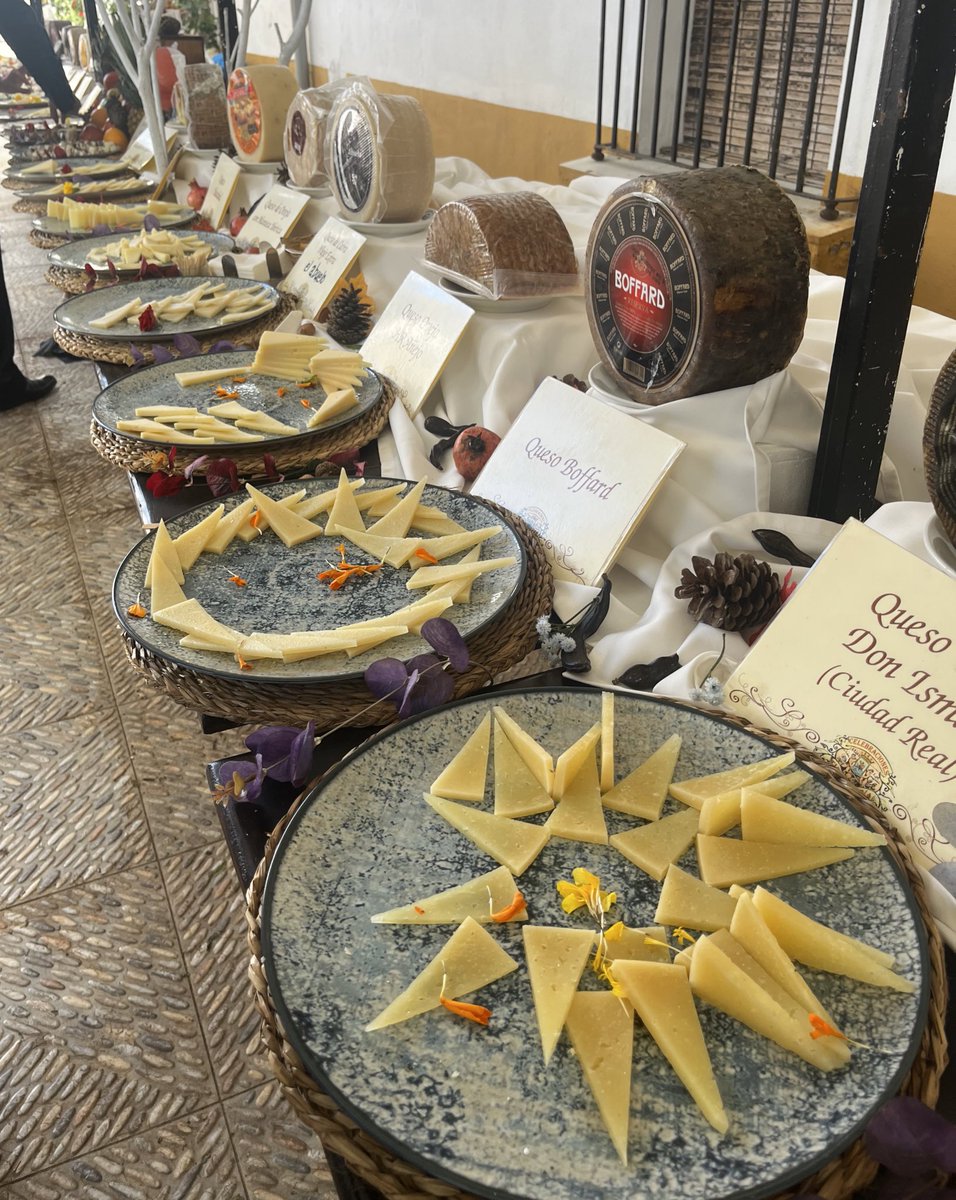 hoy he estado en una boda y habían puesto un buffet libre DE QUESOS literalmente el paraíso