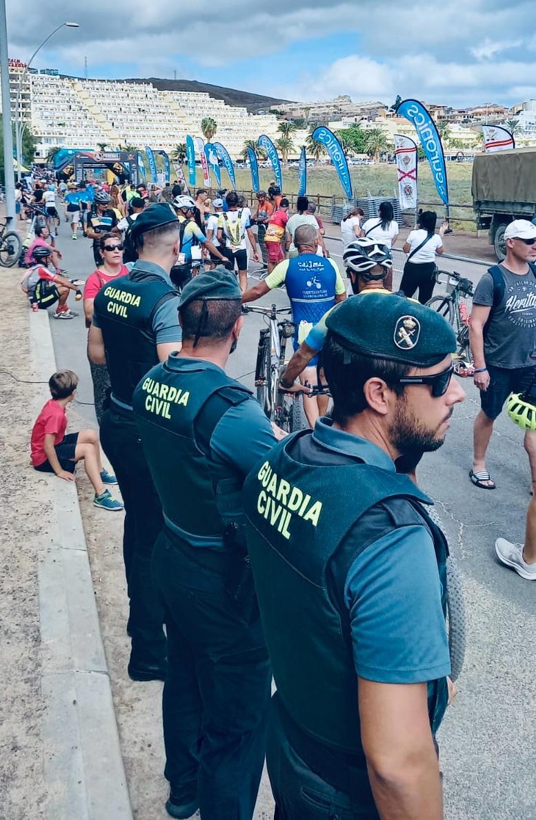 guardiacivil's tweet photo. Dispositivo de seguridad de la @guardiacivil en la FudeNaS_Oficial, prueba ciclista en bicicleta de montaña (BTT) que se celebra en Fuerteventura 28 y 29 octubre https://t.co/TXwUV0r7u6
