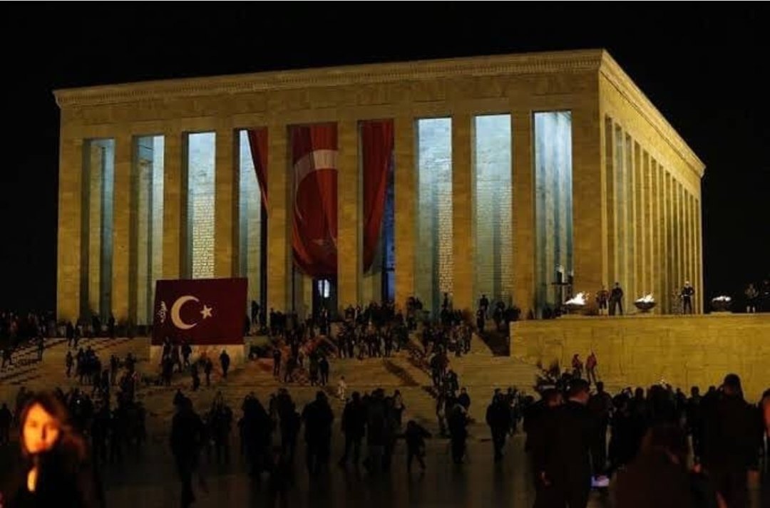 Atatürk'ü olan millet ölmez.