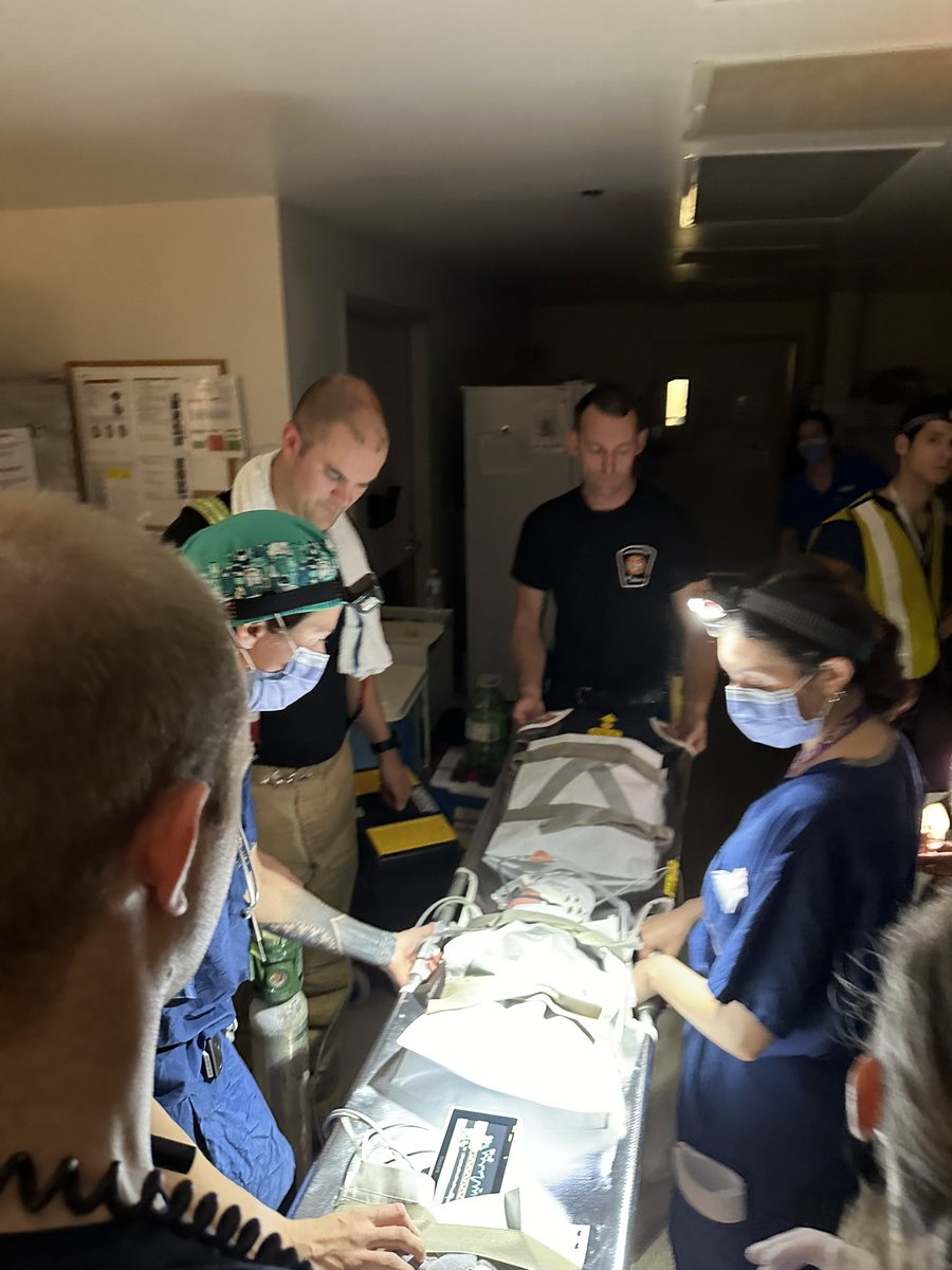 Between approximately 12am-2am this morning, Firefighters & staff from the @OttawaHospital moved 17 neonatal ICU babies from the 8th floor ICU down the stairs to be taken to @CHEO due to the power loss. Most of the babies were under 1000 grams (2.2 pounds). Also, prior to
