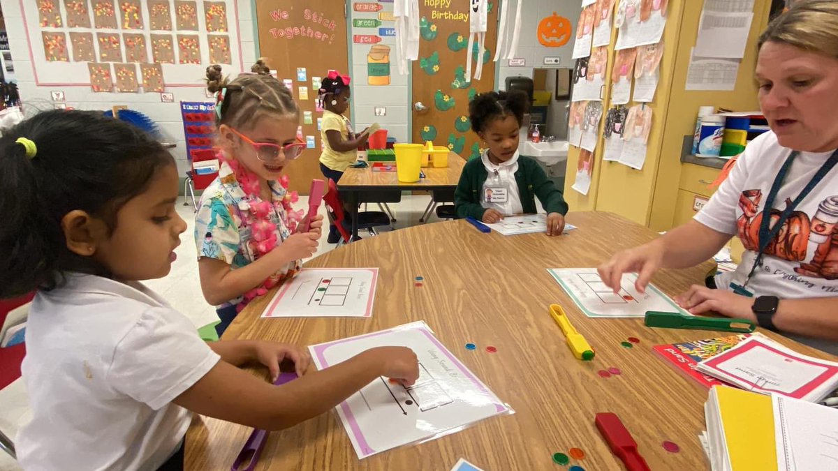 ALitCoach's tweet photo. Kindergarten teachers practicing #multisensory instruction during their Reading lessons  @EicholdMertzMST this week. https://t.co/S7OXJLySV3 #SORclasrooms @MonicaStallwor5 @Alabama_Reading @AlabamaAchieves https://t.co/coDSsn3WOK